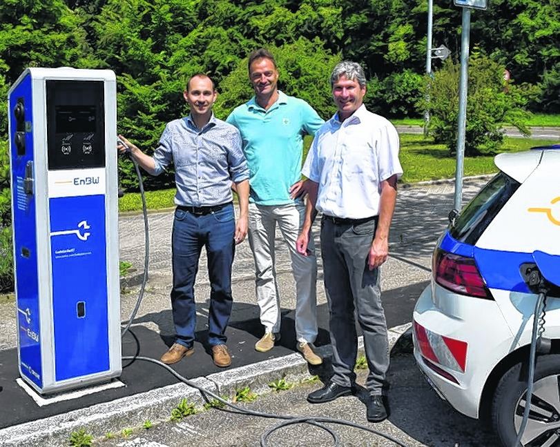 Freuen sich über die neue Elektro-Ladestation (von links): Dr. Stefan Belz, Rolf Dettinger und Jürgen Frey. Bild: Krauter