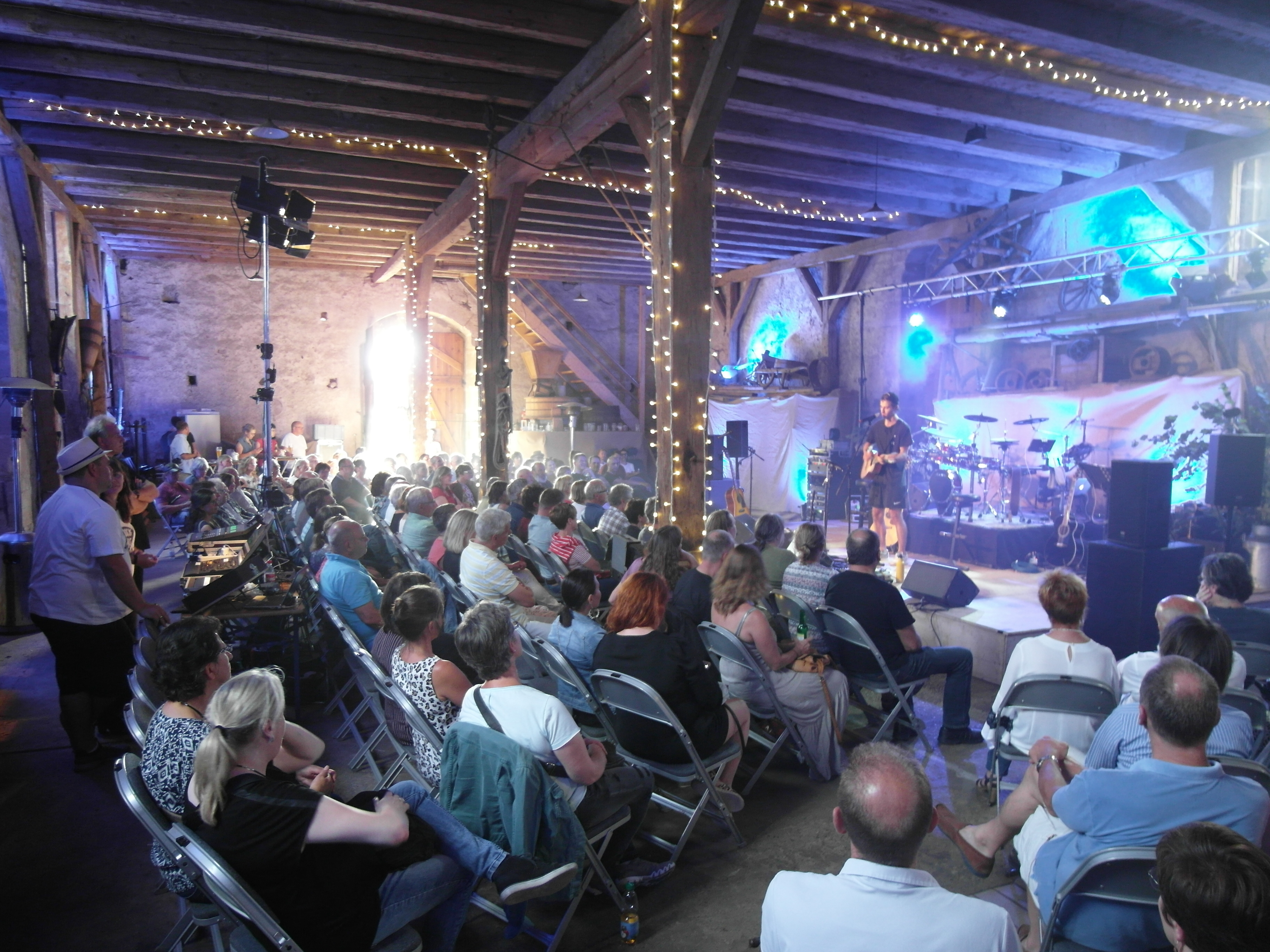 Nikos Chatzivasiliadis in der  gut besuchten Kirche des Hofguts Mauren. Bild: Staber