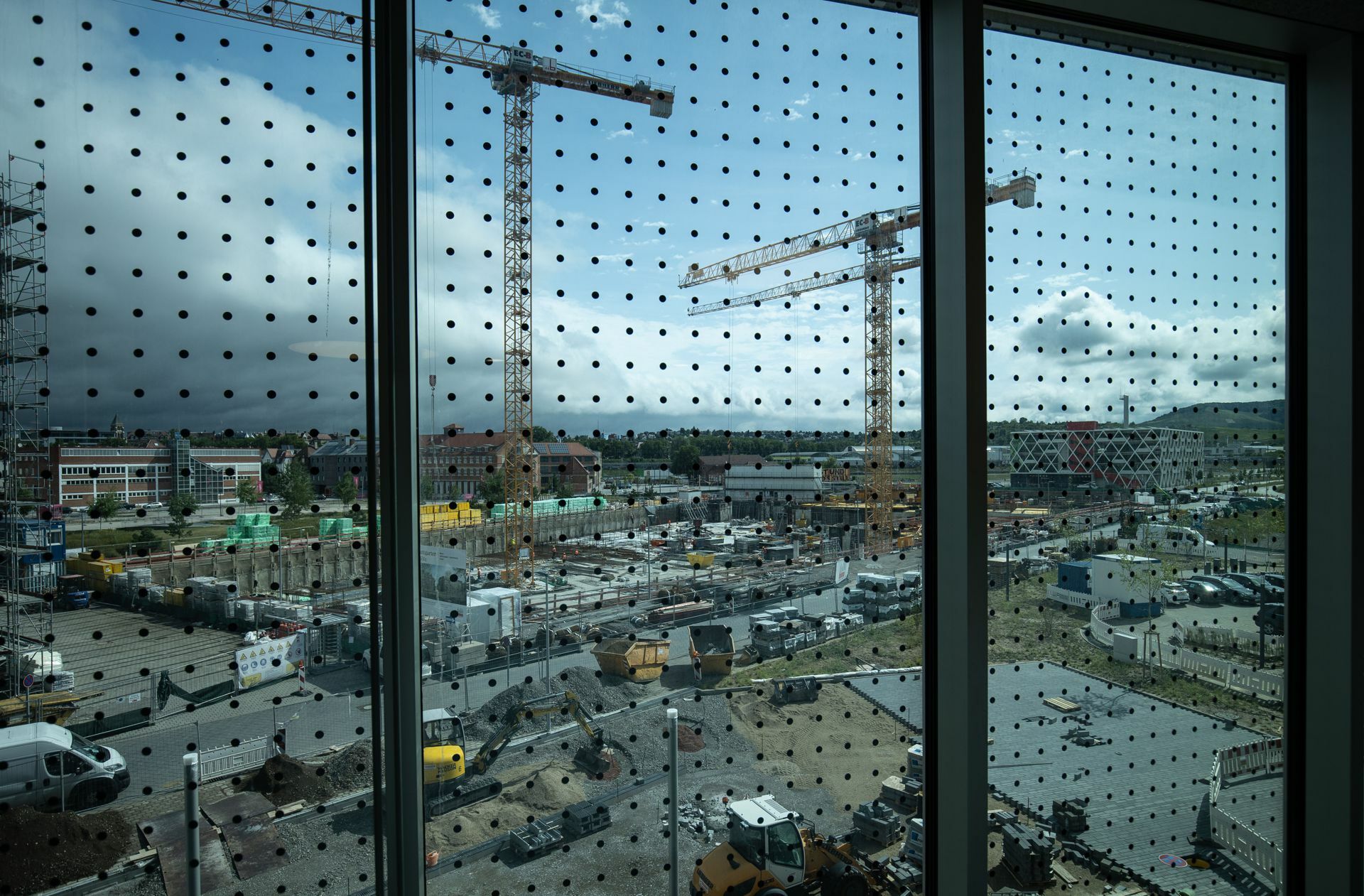Jenseits des Foyers wächst das neue Stadtquartier heran.