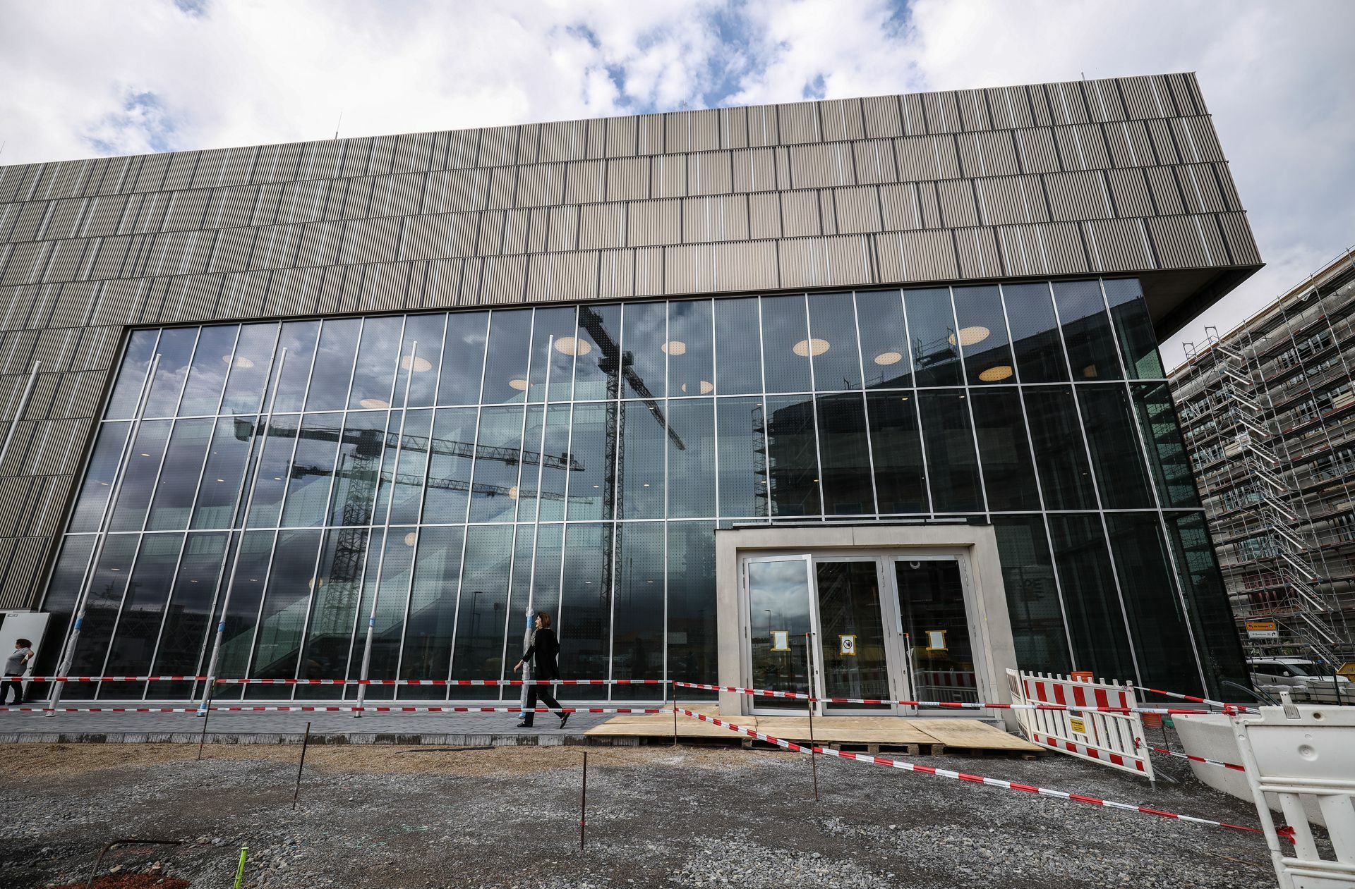 Das verglaste Foyer mit dem Eingang