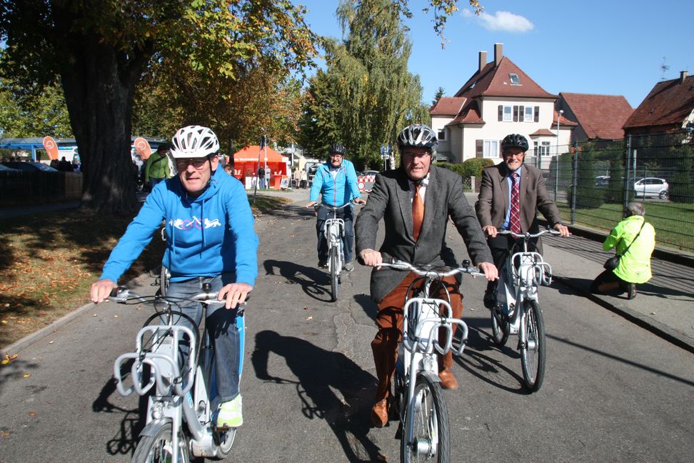 Für nachhaltigen Verkehr in der Region traten Verkehrsminister Winfried Hermann, der Vorsitzende des Verbands Region Stuttgart Thomas Bopp und Bürgermeister Wilfried Dölker in die Pedale.   Bild: Jung