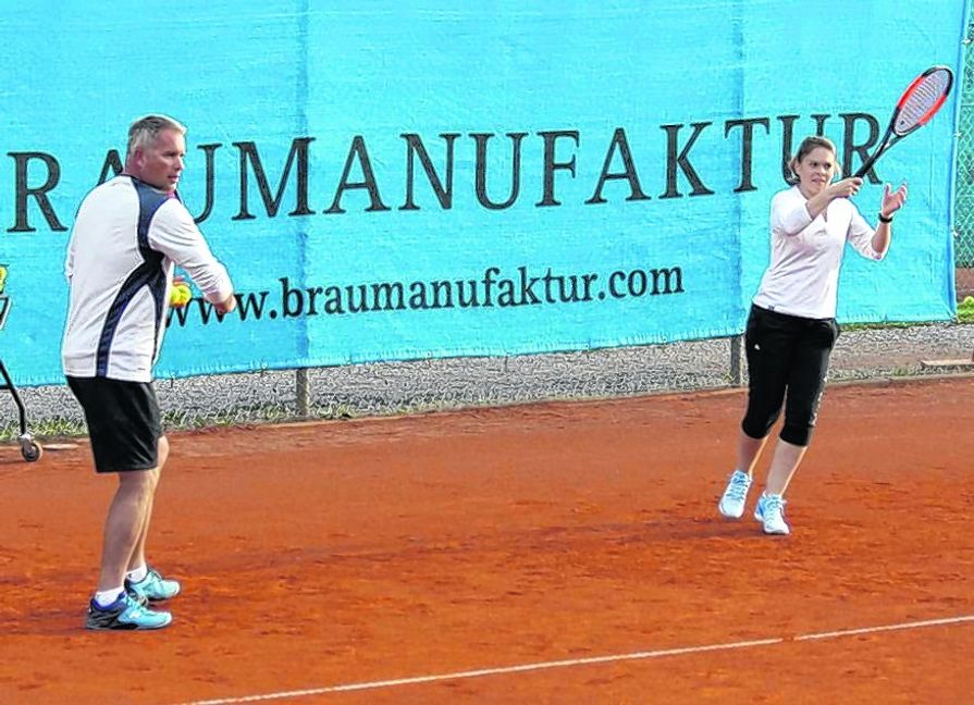 Trainer Peter Zuleck und Spielerin Daniela Kleiner. Am Sonntag wird es ernst auf der Anlage im Zimmerschlag. Bild: Oberdorfer