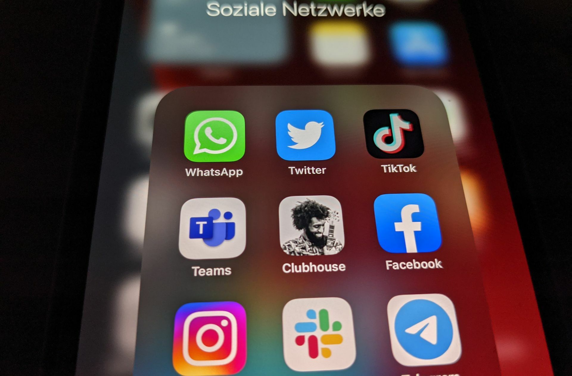 Die Anbieter sozialer Netzwerke müssen künftig die Inhalte auf ihren Plattformen besonders im Blick haben und  zudem   regelmäßig Transparenzberichte vorlegen.