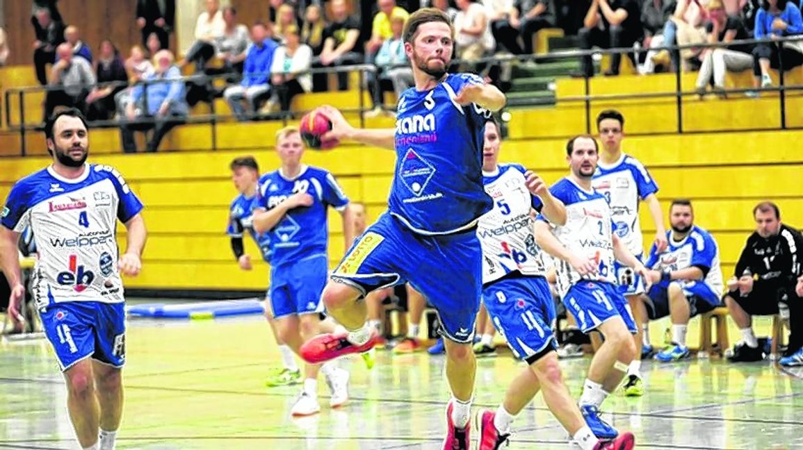 Max Bonhage (beim Sprungwurf) und die HSG Böblingen/Sindelfingen II spielten 25:25 gegen Mössingen. Bild: automotorart
