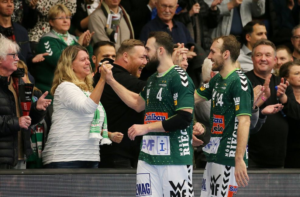 Die grünen Trikots gehören auch bei Marcel Schiller (re.) und Tim Kneule  der Vergangenheit an – dies sorgt für Ärger bei den traditionsbewussten Fans von Frisch Auf Göppingen.