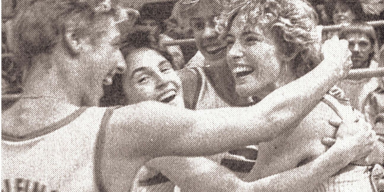 Andrea Bersch, Ulrike Sárvári, Birgit Wolf und Heidi-Elke Gaugel bejubeln 1986 ihren Weltrekord über 4x200 Meter im Glaspalast (von links).Bild: VfL-Leichtathletik-Archiv
