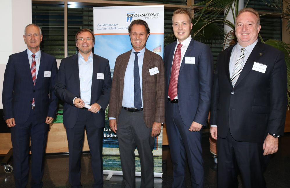 Waren auf Einladung des CDU-Wirtschaftsrats zu Besuch im "Zentrum für Digitalisierung im Landkreis Böblingen" (von links): Dr. Claus Hoffmann (Geschäftsführer ZD.BB), Paul Nemeth (CDU-Landtagsabgeordneter Kreis Böblingen), Dr. Alexander Sommer (Sektionsvorsitzender CDU-Wirtschaftsrat), Julius Tilse (Referent CDU-Wirtschaftsrat) und Prof. Dr. Dieter Hertweck (Fakultät für Informatik, Hochschule Reutlingen).
_____________________