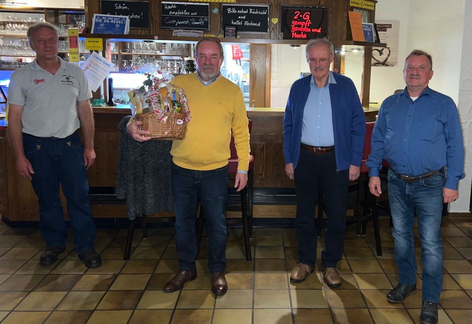 HSV-Vorsitzender Gerd Bückle, Ehrenvorstand und 50-jähriges Mitglied Egon Steegmüller, Ehrenvorstand Jürgen Ehmann und Erwin Steegmüller (von links). Bild: z