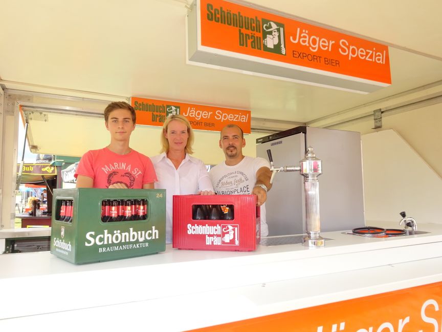 Zapfen für die Schönbuch Braumanufaktur auf der 1. Schwäbischen Bierbörse das "Jäger Spezial" und andere Spezialitäten: Luka Hering, Angelique Fiedler und Markus Rosario (von links). Bild: Bilaniuk
