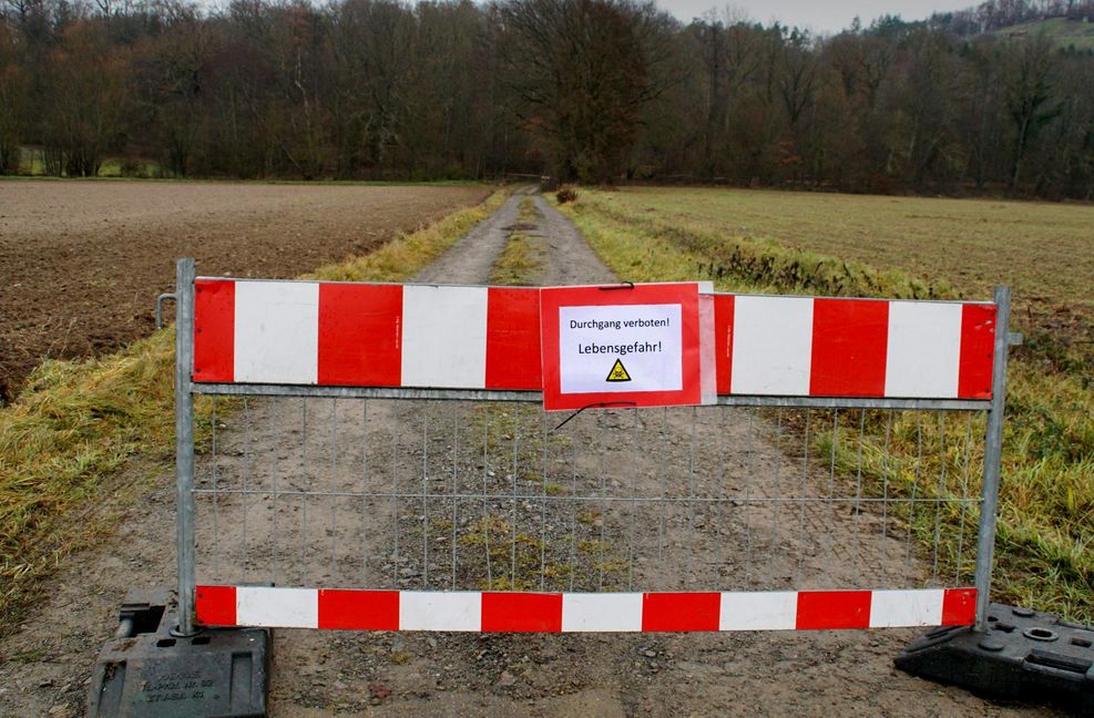 Der Tümpel im Wald bei Ölbronn ist  weiträumig abgesperrt. Foto: SDMG//Gress