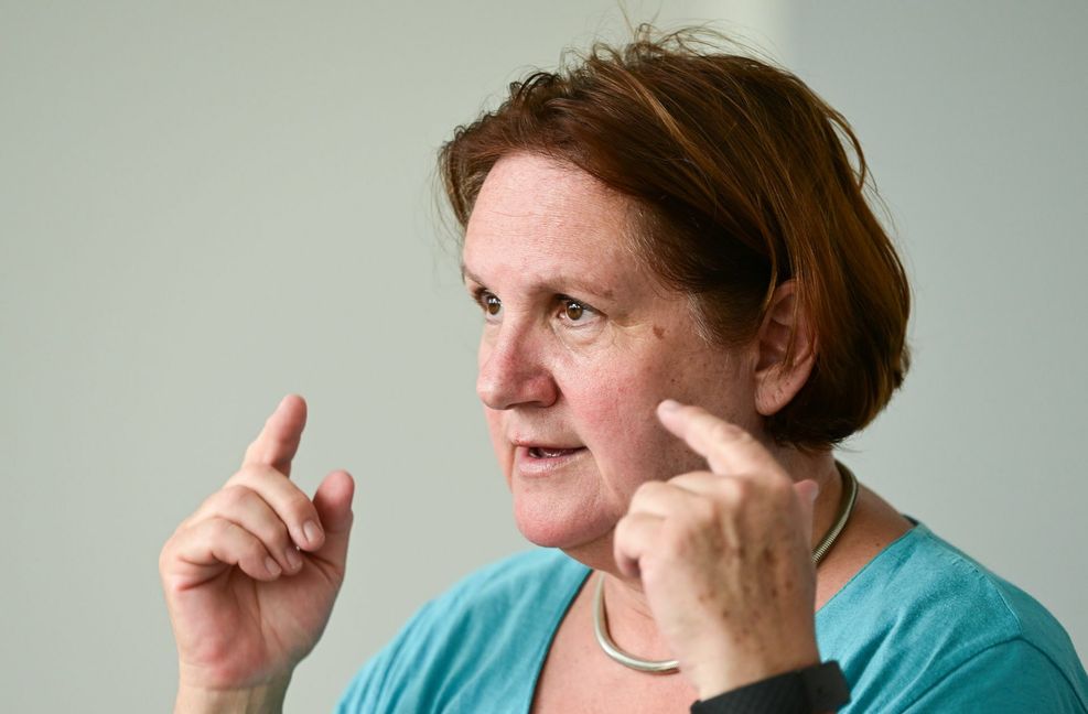 Kultusministerin Schopper verteidigt Schulversuch ohne Noten und erntet dafür breiten Widerspruch von Lehrerverbänden.