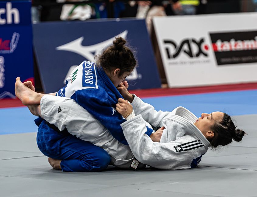 Diesmal nicht obenauf, sondern am Boden: Vizeweltmeisterin Katharina Mentz (unten) wird am Sonntag bei der WM in Katar lediglich Neunte.Bild: Vilz