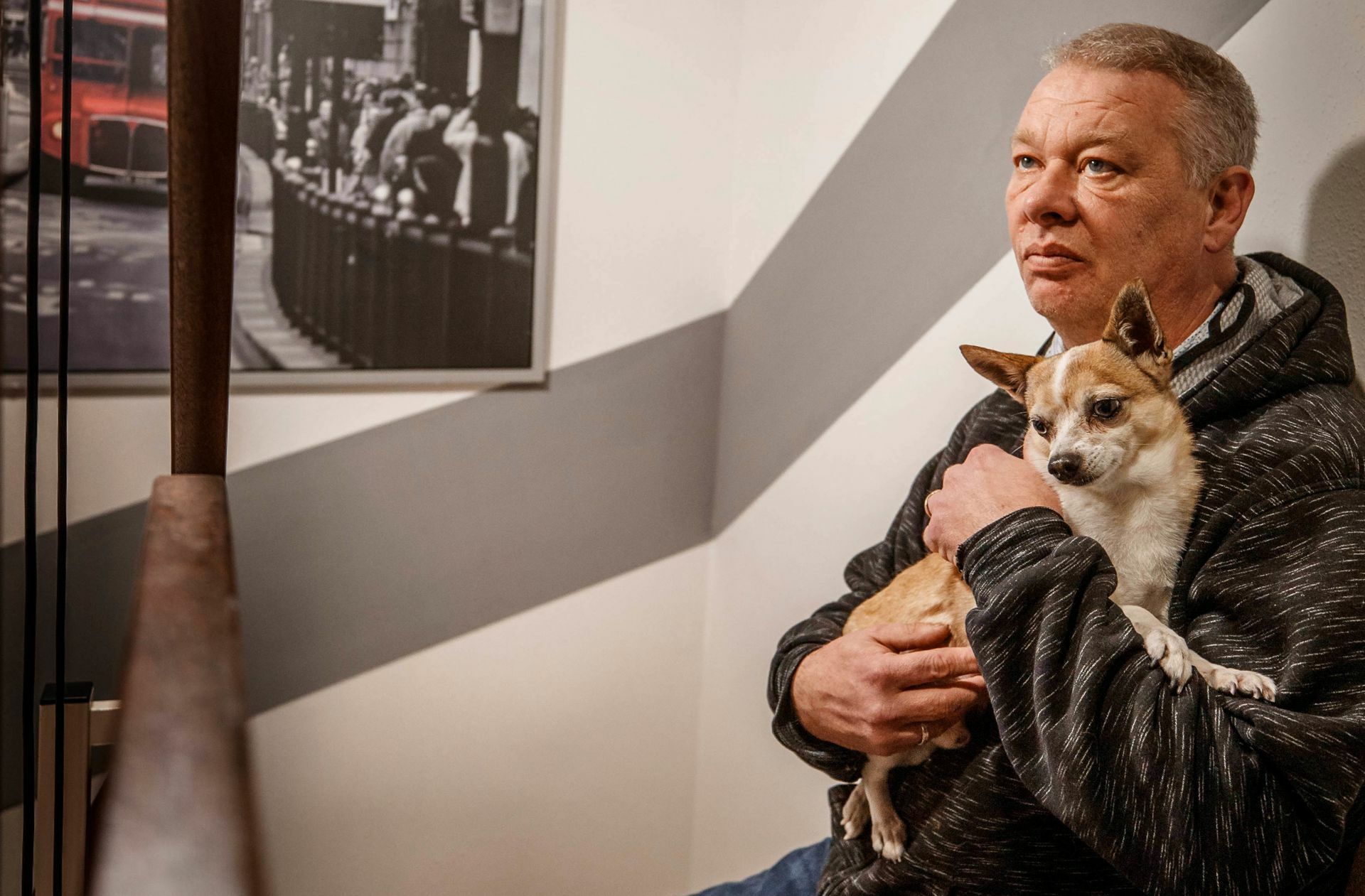 Der Hund seiner Schwester ist Uwe Weidenbach noch geblieben. Er durfte sich auf der Palliativstation nicht mehr von ihr verabschieden. Foto: Gottfried Stoppel