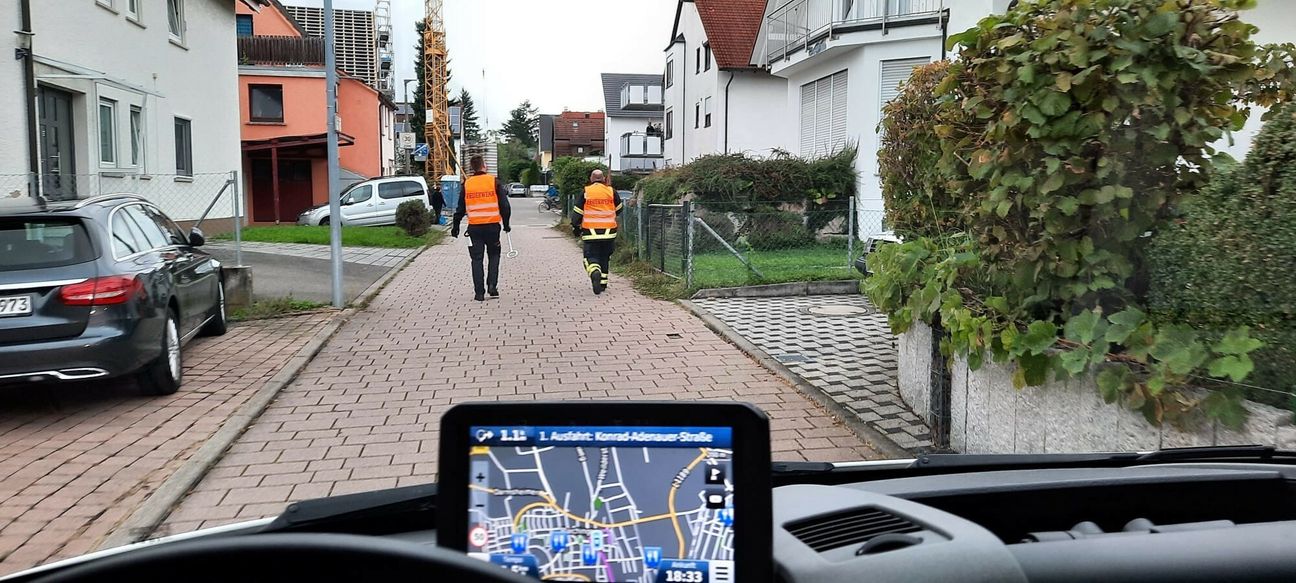 Von Hydrant zu Hydrant durchkämmen die Maichinger Feuerhleute in Zweierteam den Ort.Bild: Feuerwehr Maichingen