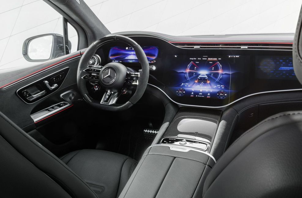 Wie beim Flaggschiff EQS  kann das Auto mit dem sogenannten MBUX-Hyperscreen ausgestattet werden, der sich über die gesamte Cockpitbreite zieht. Zur Serienausstattung gehört das große Display jedoch nicht.