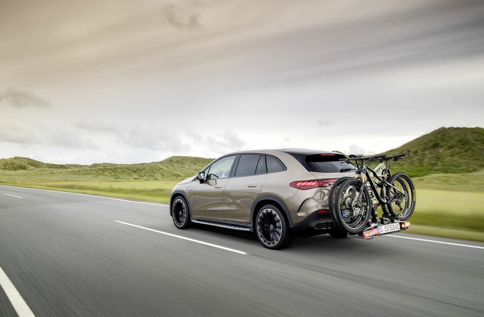 Mercedes gibt die Standardreichweite des EQE-SUV nach WLTP in der Grundausstattung mit 480 bis 590 Kilometern an. An Schnellladesäulen sollen 15 Minuten genügen, um Strom für weitere 220 Kilometer zu tanken.