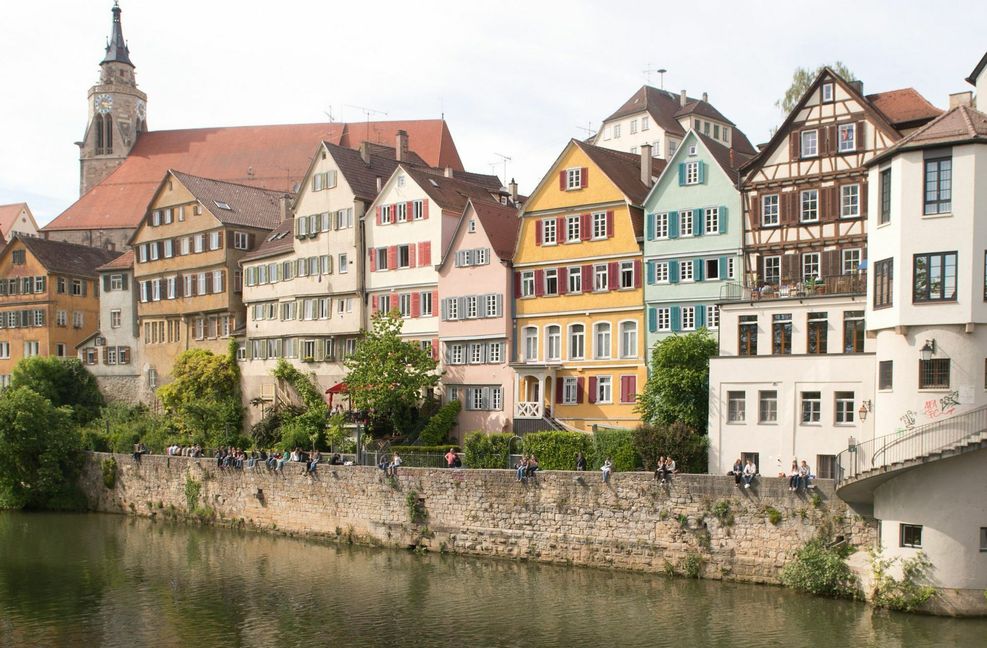 Den gewohnten Neckar-Spaziergang  nach der Arbeit hat die Tübinger Klägerin vermisst. Foto: dpa/Sebastian Kahnert
