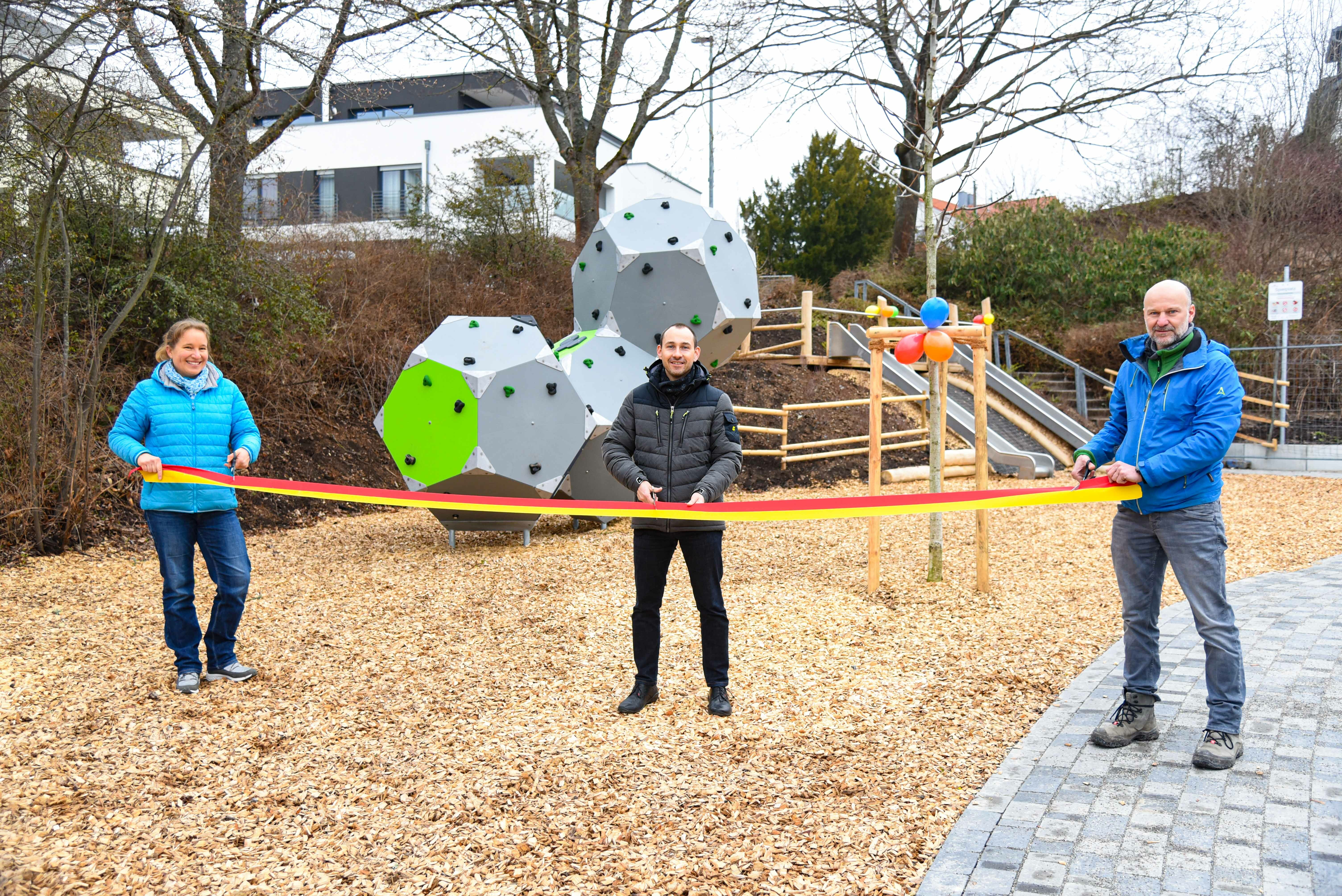 Auf unserem Bild (von links): Birte Evers, Böblingens Oberbürgermeister Dr. Stefan Belz und Martin Güthle beim symbolischen Band-Durchschnitt auf dem Spielplatz Panoramastraße.  Wegen der geltenden Corona-Regelungen wurde auf einen öffentlichen Termin verzichtet.                    Bild: z