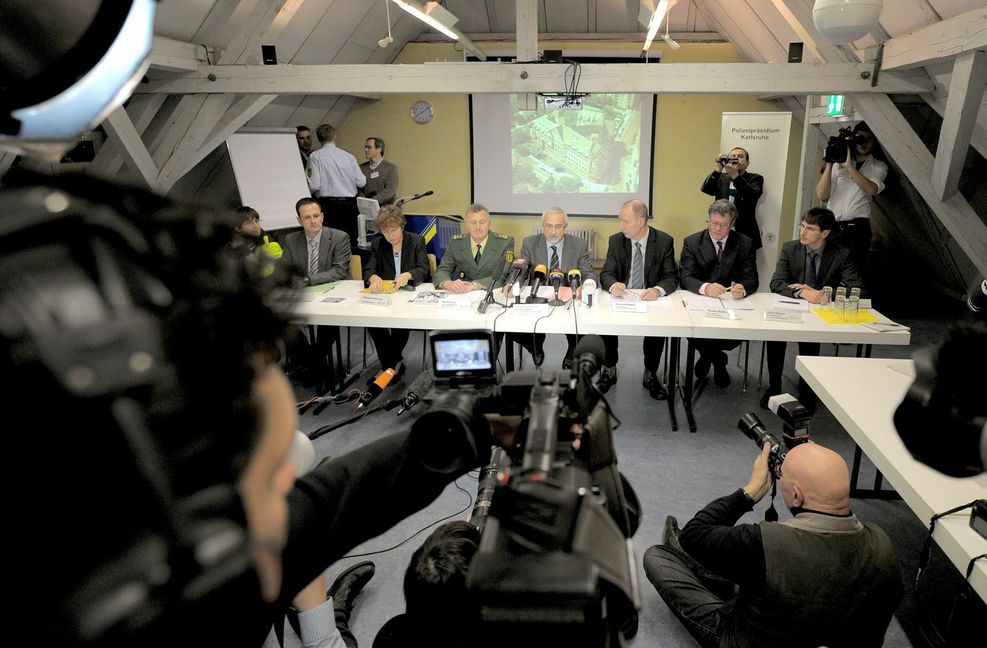 Bei einer Pressekonferenz am Abend gibt die Polizei bekannt: Ja, es handelt sich um die lange gesuchten Gentlemen-Räuber.