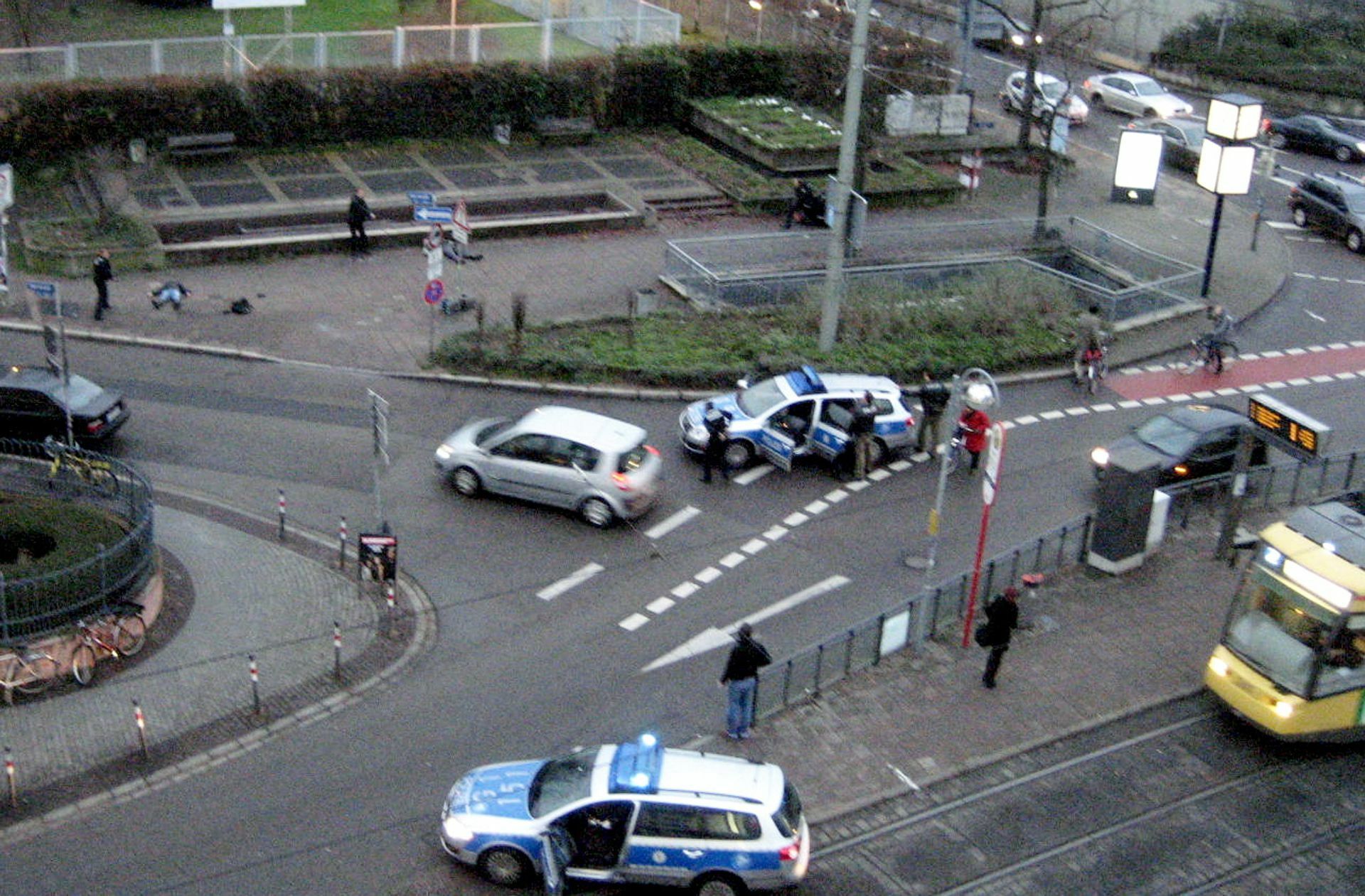 Nach der Schießerei mit der Polizei liegen die Leichen der Täter dicht am Zaun zum Bundesgerichtshof.
