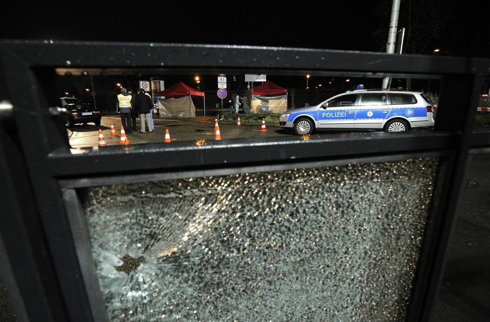 Die Täter hatten wild um sich geschossen. Es ist ein Wunder, dass keine Passanten verletzt wurden, sagt die Polizei später.