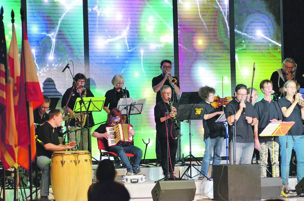 Wer hat ein Handycap und wer nicht? Bei der inklusiven Band „Groove Inclusion“ spielt das keine Rolle, die Musik reißt das Publikum so oder so mit. Bild: z