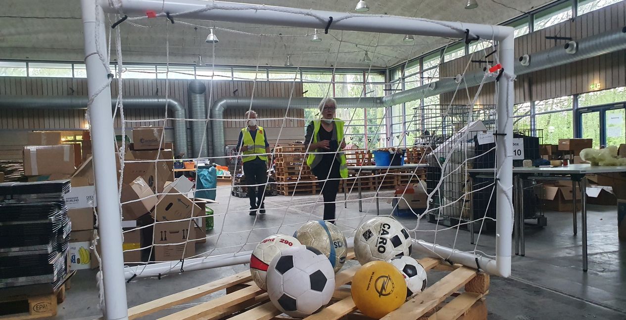 Ab und zu gibt es in der Klosterseehalle bei "Helfen statt Hamstern" auch Bälle oder kleine Tore. Aber es liegen hier auch Flyer auf Ukrainisch aus, die auf den Unterstützungsfonds des VfL Sindelfingen hinweisen und damit für Kinder einen Weg in den Verein aufzeigen.          Bild: Wegner