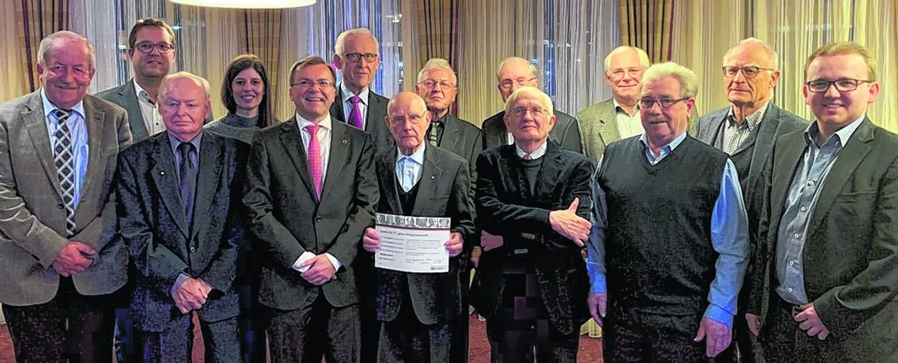 Der CDU–Stadtverbandsvorsitzende Walter Arnold (links) und der Landtagsabgeordnete Paul Nemeth (Fünfter von links) ehrten die langjährigen Mitglieder der Partei.  Bild: z