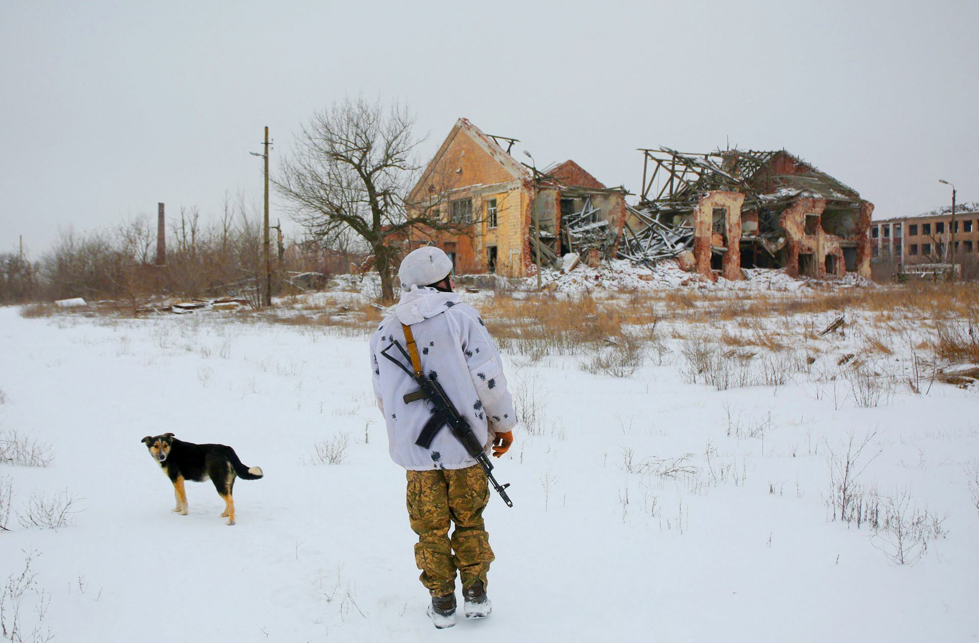 Ein ukrainischer Soldat  patrouilliert im  Dorf Pesli in der Ostukraine.
