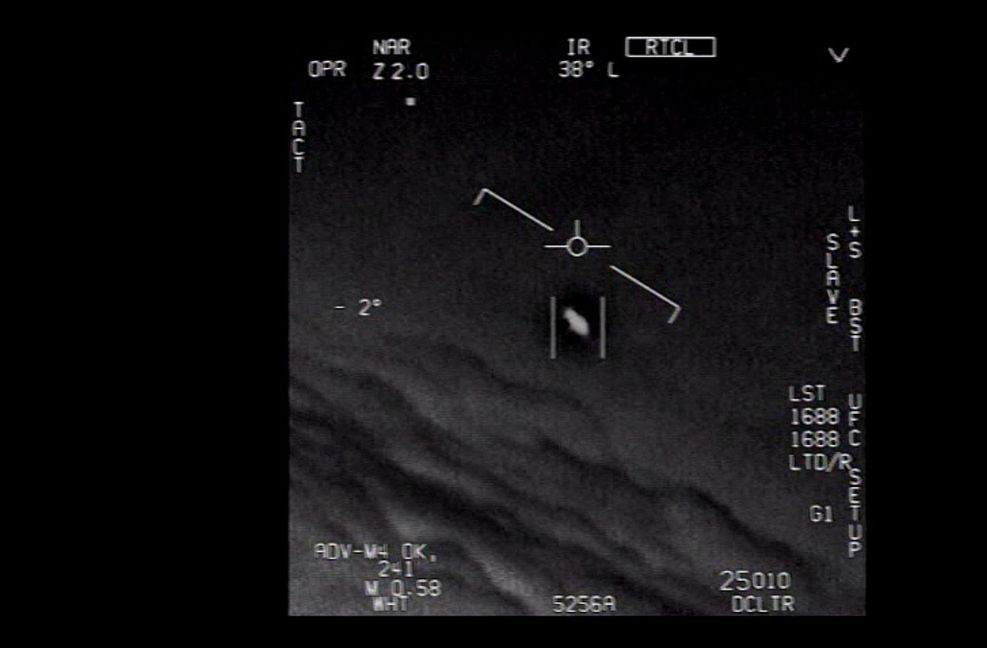 Das Standbild eines vom US-Verteidigungsministerium veröffentlichten Videos zeigt ein Unidentifiziertes Flugobjekt, das von Piloten der US-Marine gesichtet wurde. Es handelt sich um eines der Videos, die ursprünglich über  Tom DeLonges To The Stars Academy im Internet veröffentlicht wurden.
 Foto: U.S. Department of Defen..