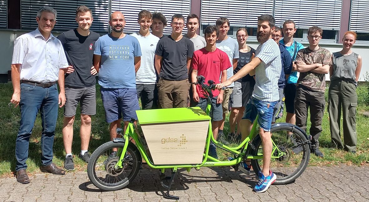 Die Schreinerinnen und Schreiner der GDS 2 haben eine Transportkiste für das Lastenrad entwickelt. Bild: z