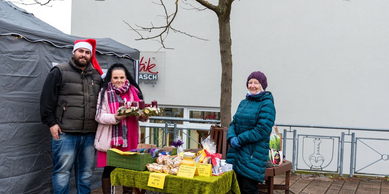 Kerim Köse, Sara Mumm und Rose Schütte sorgten für etwas Weihnachtsstimmung auf dem Marktplatz in Ehningen. Bild: Nüßle