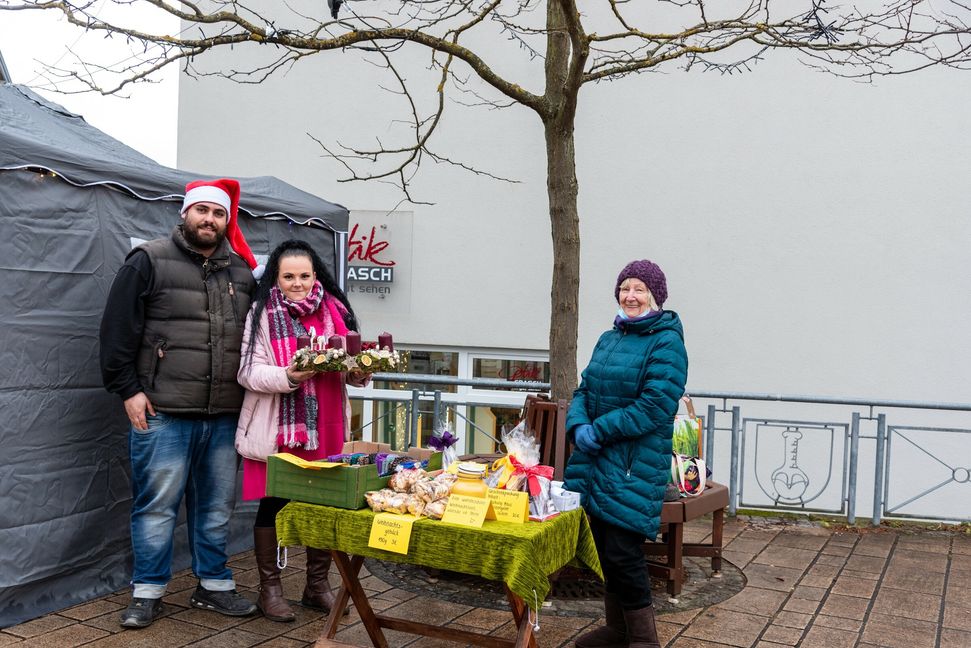 Kerim Köse, Sara Mumm und Rose Schütte sorgten für etwas Weihnachtsstimmung auf dem Marktplatz in Ehningen. Bild: Nüßle