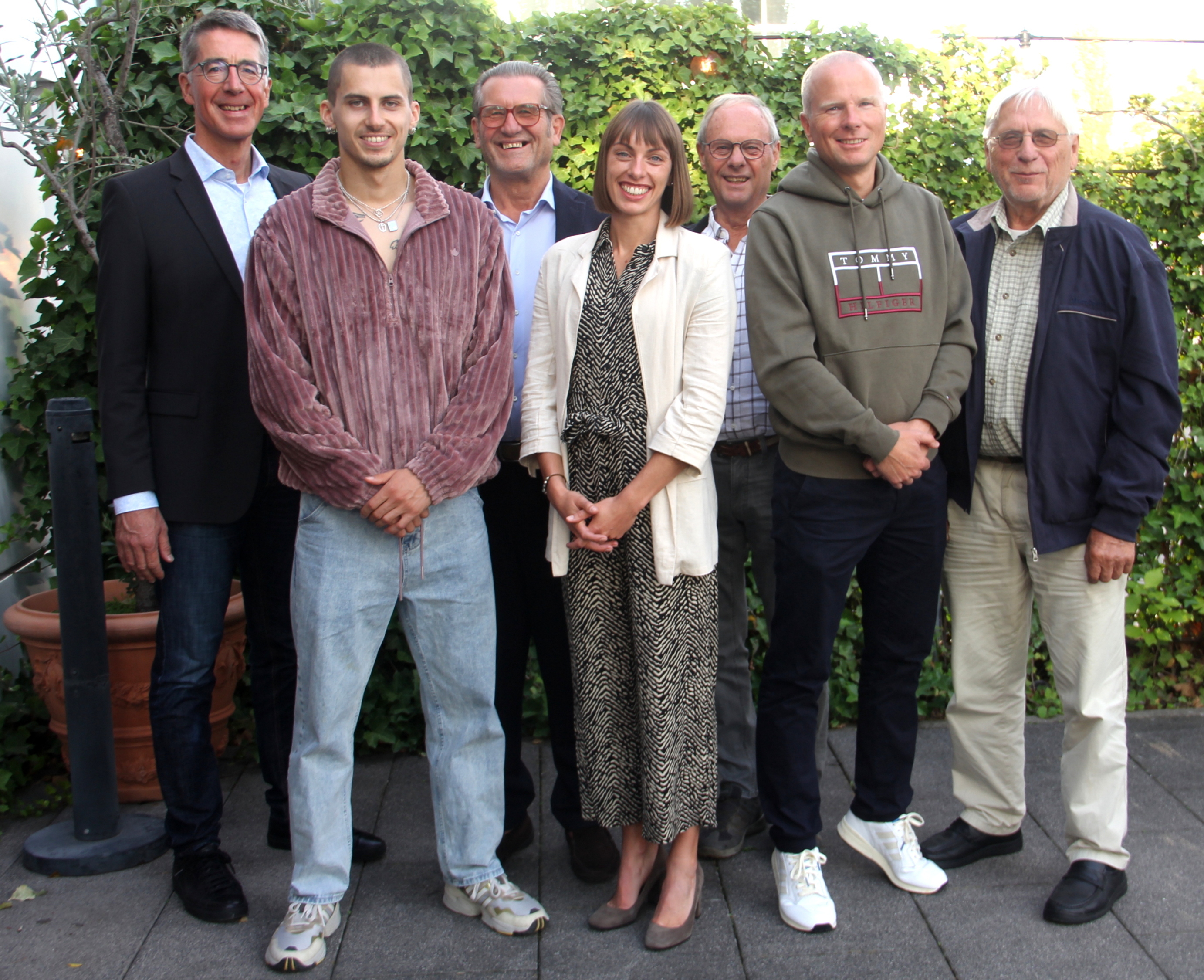 Gruppenbild auf der Terrasse: VfL-Abteilungsleiter Jürgen Kohler, Constantin Preis, Sponsor Eberhard Elsässer, Carolina Krafzik, die Trainer Werner Späth, Sebastian Macard und Helmut Walentin (von links). Bild: Oberdorfer