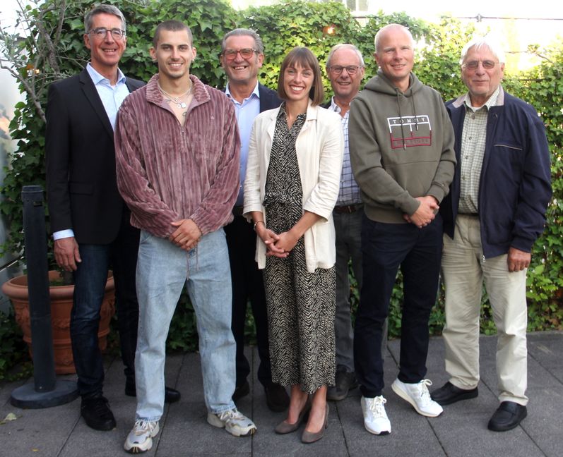 Gruppenbild auf der Terrasse: VfL-Abteilungsleiter Jürgen Kohler, Constantin Preis, Sponsor Eberhard Elsässer, Carolina Krafzik, die Trainer Werner Späth, Sebastian Macard und Helmut Walentin (von links). Bild: Oberdorfer