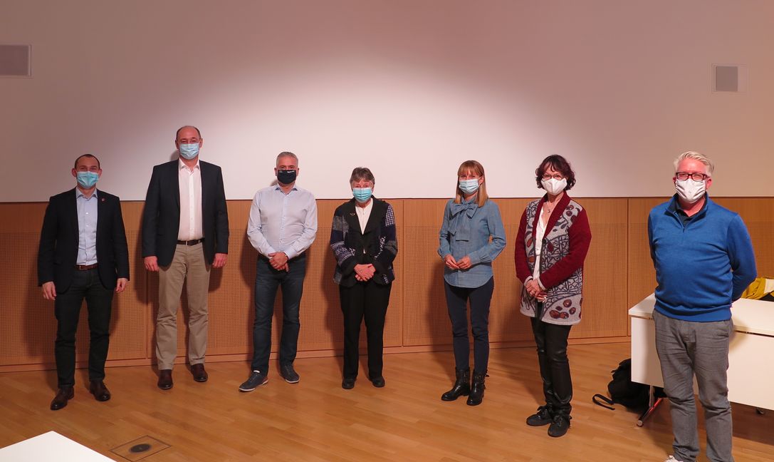Oberbürgermeister Dr. Belz (ganz links) mit den neuen Stiftungsratsmitgliedern (von links nach rechts):  Oliver Braun, Gianfranco Paradisi, Helga Beeler, Monika Gisi-Büttner, Heidrun Zweygart und Harald Link.           Bild: z