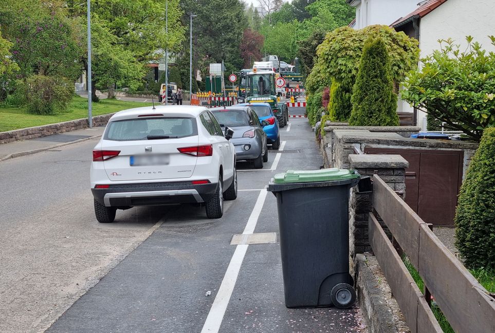 Viel Platz für am Gehweg parkende Autos, kaum noch Raum für Fußgänger – erst recht nicht, wenn darauf auch noch Mülleimer abgestellt sind: Die neuen Park-Markierungen in der Böblinger Schwabstraße haben in den vergangenen Wochen viele Bürger verärgert – am Montag soll dieser Fehler wieder behoben werden. Bild: Hamann