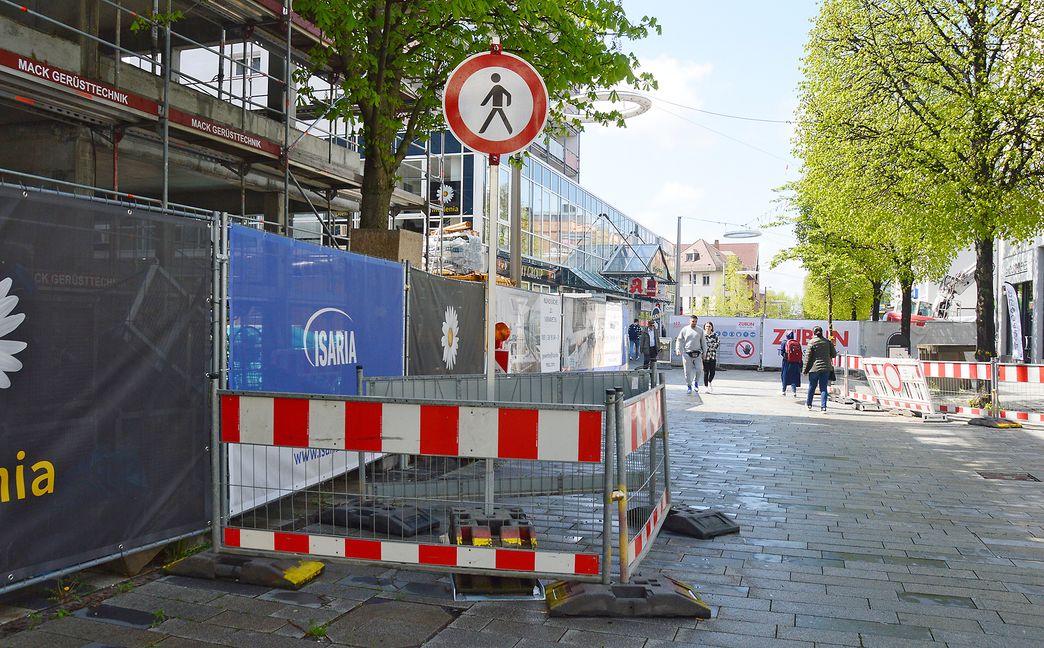 Der abgesperrte Bereich ist keine Flamiermeile: In der Böblinger Bahnhofstraße leistet ein kleines Eckchen massiven Widerstand dagegen, Fußgängerzone zu sein. Bild: Hamann