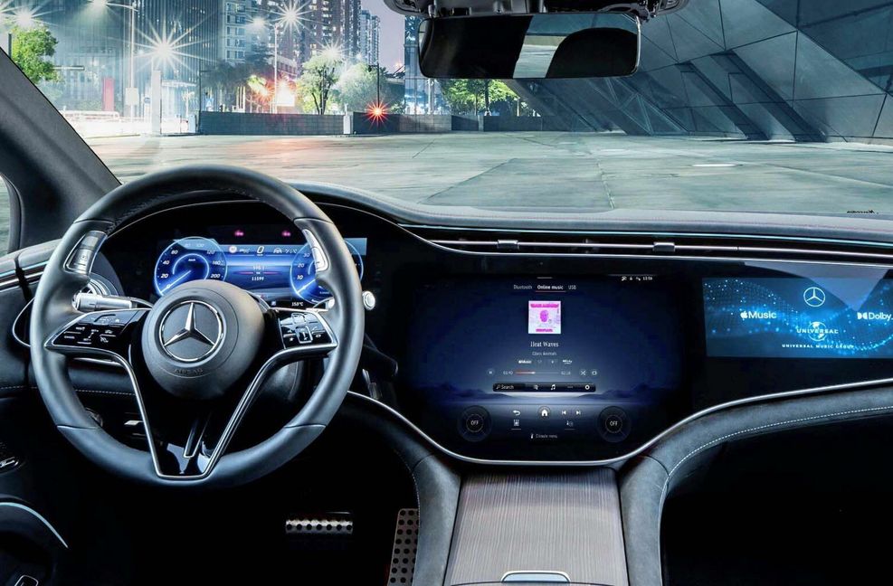 Mercedes-Benz tut sich für das Sounderlebnis im EQE-SUV mit dem Streamingdienst Apple Music zusammen, der Dolby-Atmos-Daten liefert.