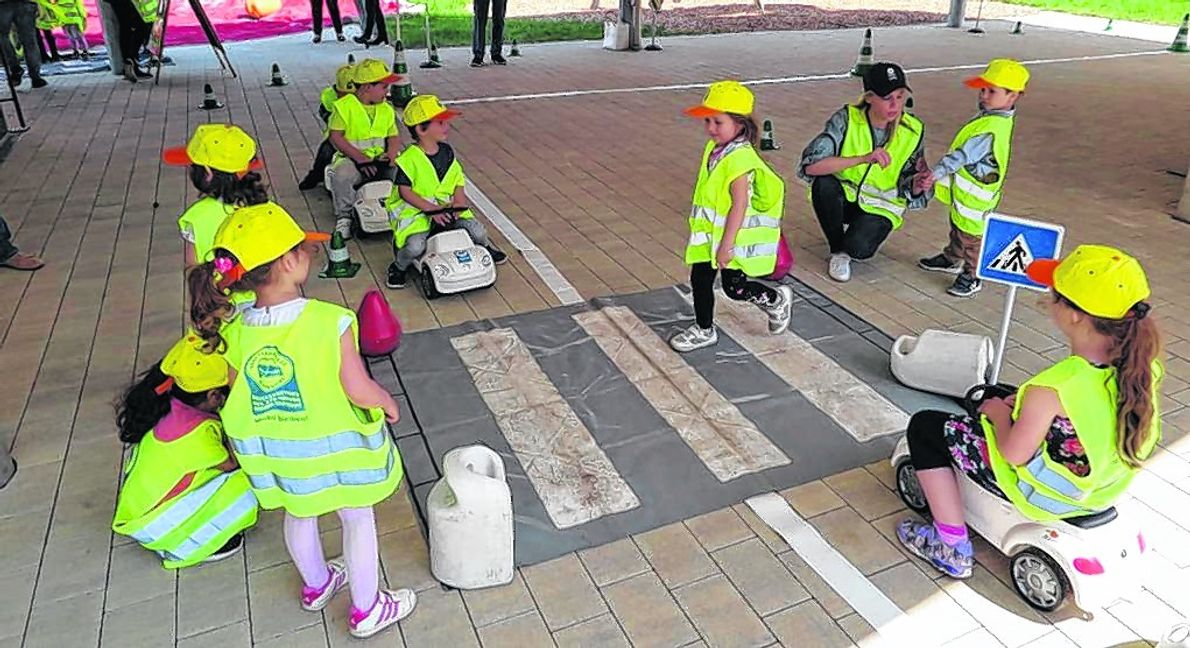 Die Kinder lernen bei dem Training spielerisch das richtige Verhalten im Straßenverkehr. Bild: Groß