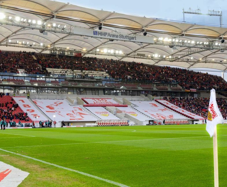 Noch kann der mittlere Bereich der Haupttribüne nicht genutzt werden – aber bald.   Foto: Pressefoto Baumann/Volke..