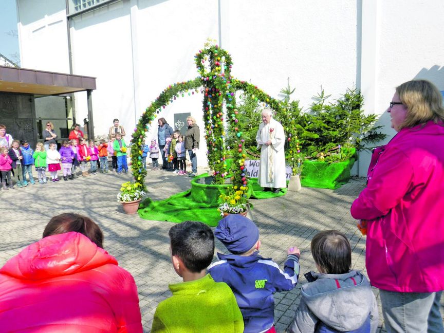 Zusammen mit Renninger Kindergartenkindern hat Pfarrer Franz Pitzal auch in diesem Jahr den Osterbrunnen vor der Bonifatiuskirche eingeweiht. Das Motto lautet „Wasser für Wald und Garten“. Bild: z