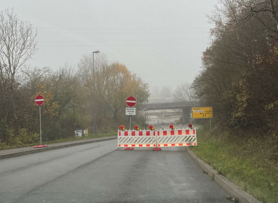 Wegen Vermessungsarbeiten gibt es kein Durchkommen. Bild: Kalus