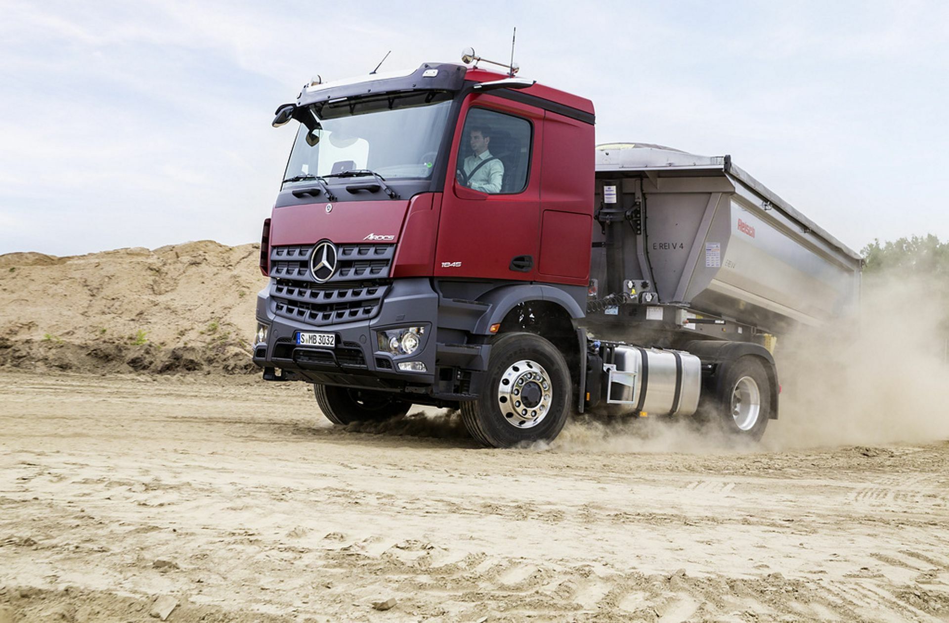 Im Gelände müssen Lkw über lange Zeit Hochleistung bringen – das geht mit dem Wasserstoffmotor.