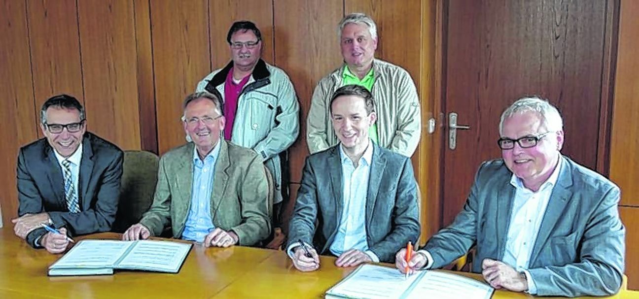 Sitzend: Gebhard Gentner, Geschäftsführer Stadtwerke Sindelfingen; Gerhard Schneberger, Kämmerer Magstadt; Florian Glock, Bürgermeister Magstadt und Karl Peter Hoffmann, Geschäftsführer Stadtwerke Sindelfingen. Stehend: Horst Gaiser, Bauamtsleiter Magstadt und Jens Kolar, Abteilungsleiter Netze Stadtwerke (von links). Bild: z