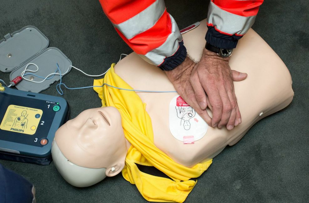 Experten raten: Im Notfall sich nicht erst mit der Suche nach Defibrillatoren aufzuhalten, sondern konsequent die Herzdruckmassage fortzuführen, bis der Notarzt eintrifft
Foto: dpa/Jörg Carstensen