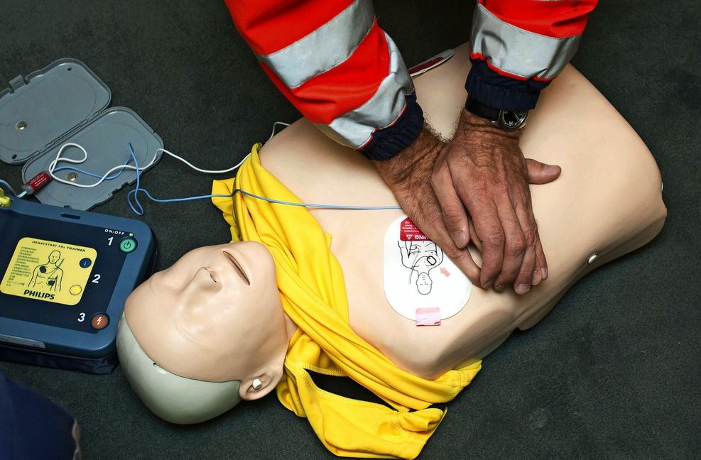 Experten raten: Im Notfall sich nicht erst mit der Suche nach Defibrillatoren  aufzuhalten, sondern konsequent die Herzdruckmassage fortzuführen, bis der Notarzt eintrifft
 Foto: dpa/Jörg Carstensen