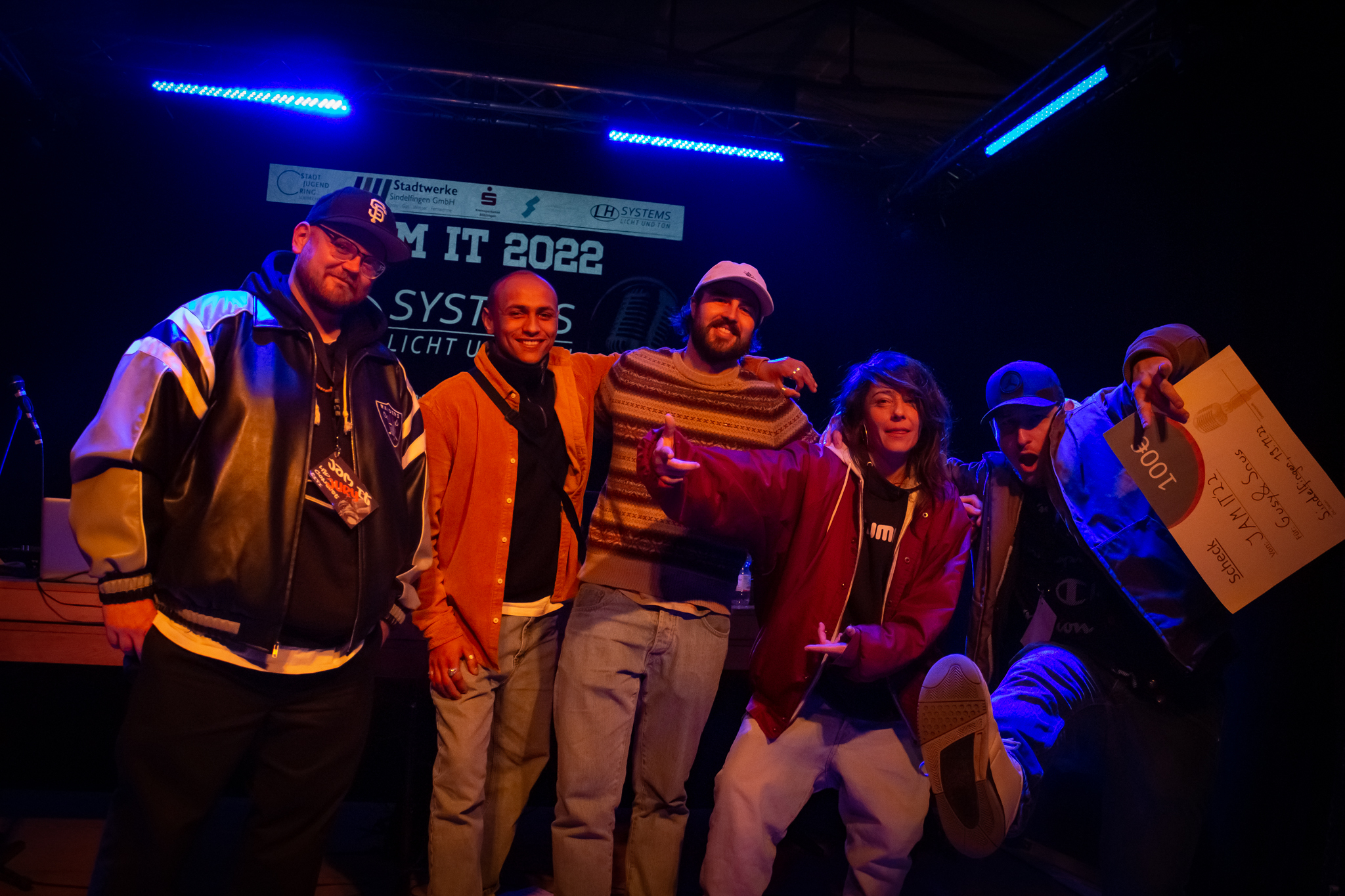 So sehen Sieger aus (von links): Marc König alias Matt King (Jury), Yung Obama alias Joshua Lampe (Jury), Giuseppe Collerone alias Gusy (Sieger), Susanna Metzger alias Suza (Jury) und Rick Nadler alias Snus (Sieger) - gewonnen hat das Duo "Gusy & Snus".    Bild: Staber