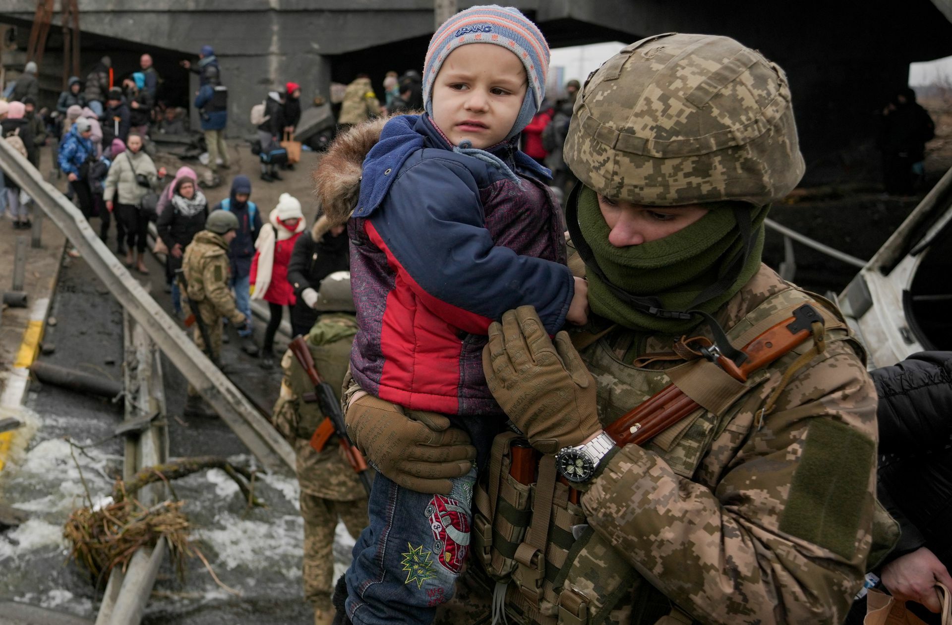 Bilder dieses Krieges: Ein ukrainischer Soldat bringt ein Kind aus dem umkämpften Irpin in Sicherheit.