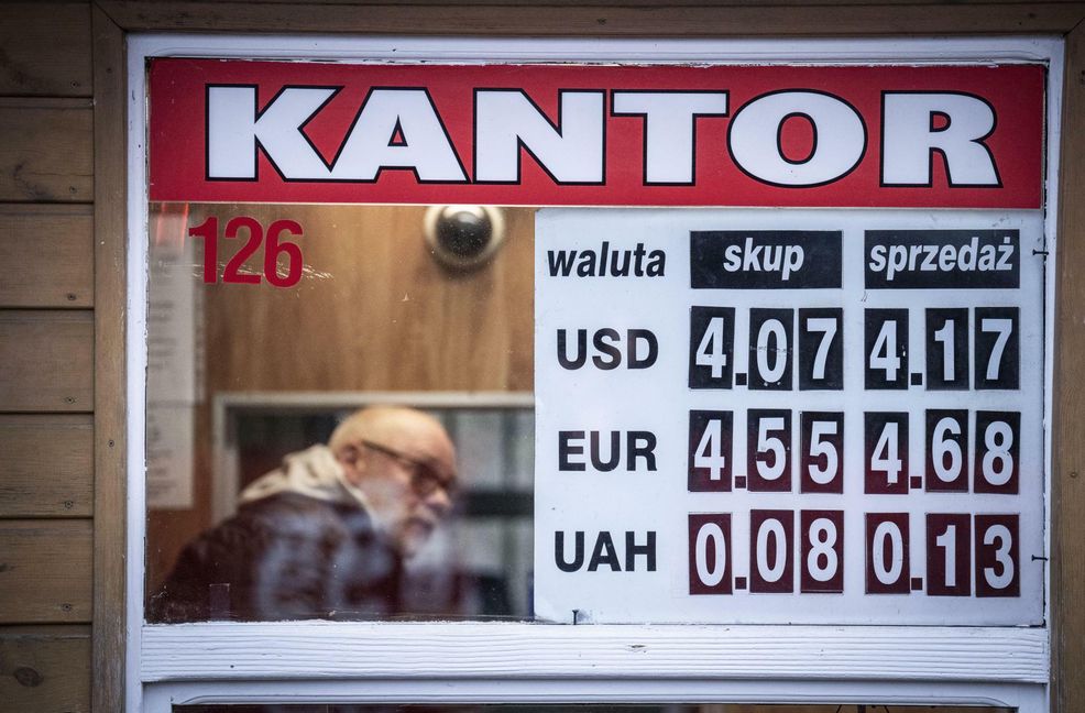 Eine Wechselstube in der polnischen Grenzstadt Medyka – doch, dass die geflüchteten Ukrainer ihr Geld einfach so in eine andere Währung umtauschen können, ist längst nicht mehr Usus. Vielfach gibt es dabei Probleme.